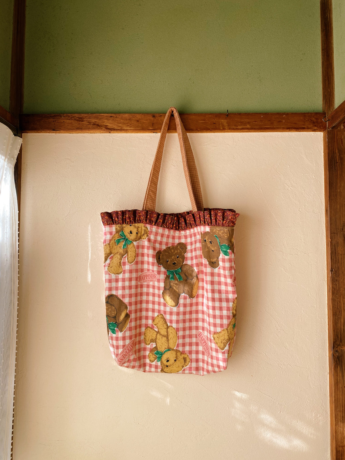 Ruffled tote bag