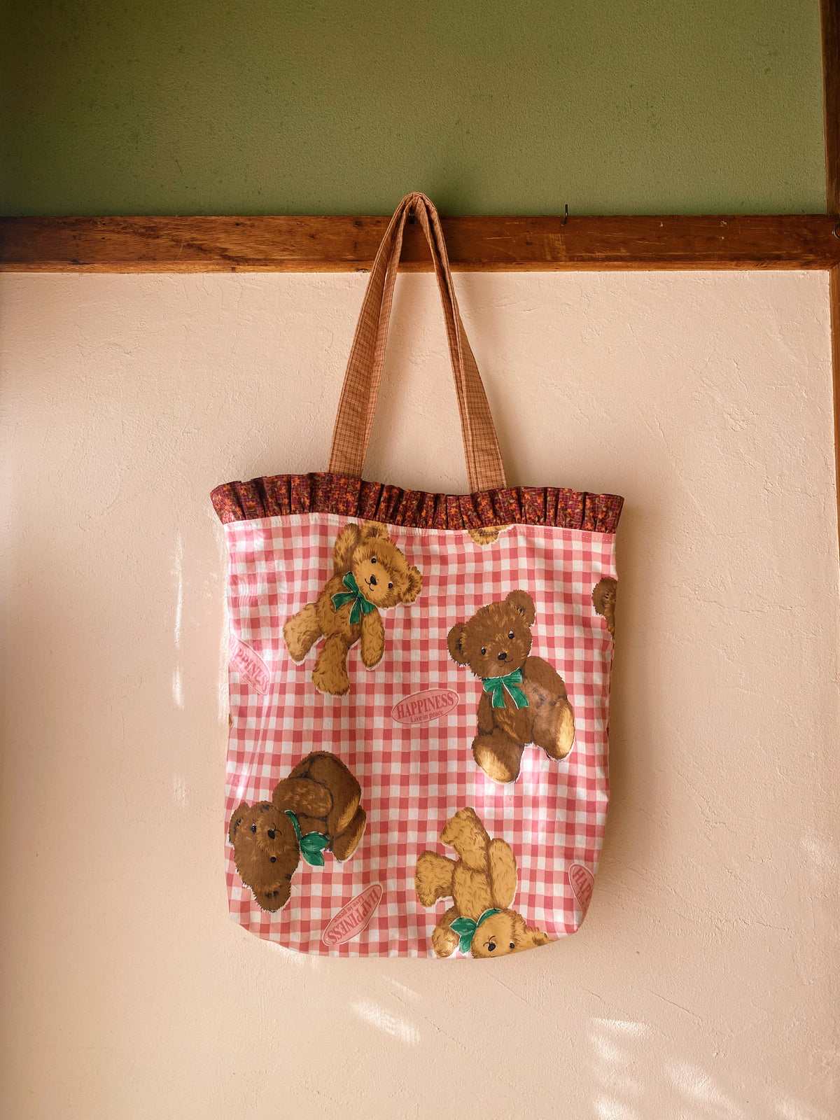 Ruffled tote bag