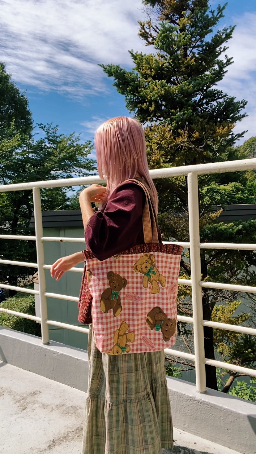 Ruffled tote bag