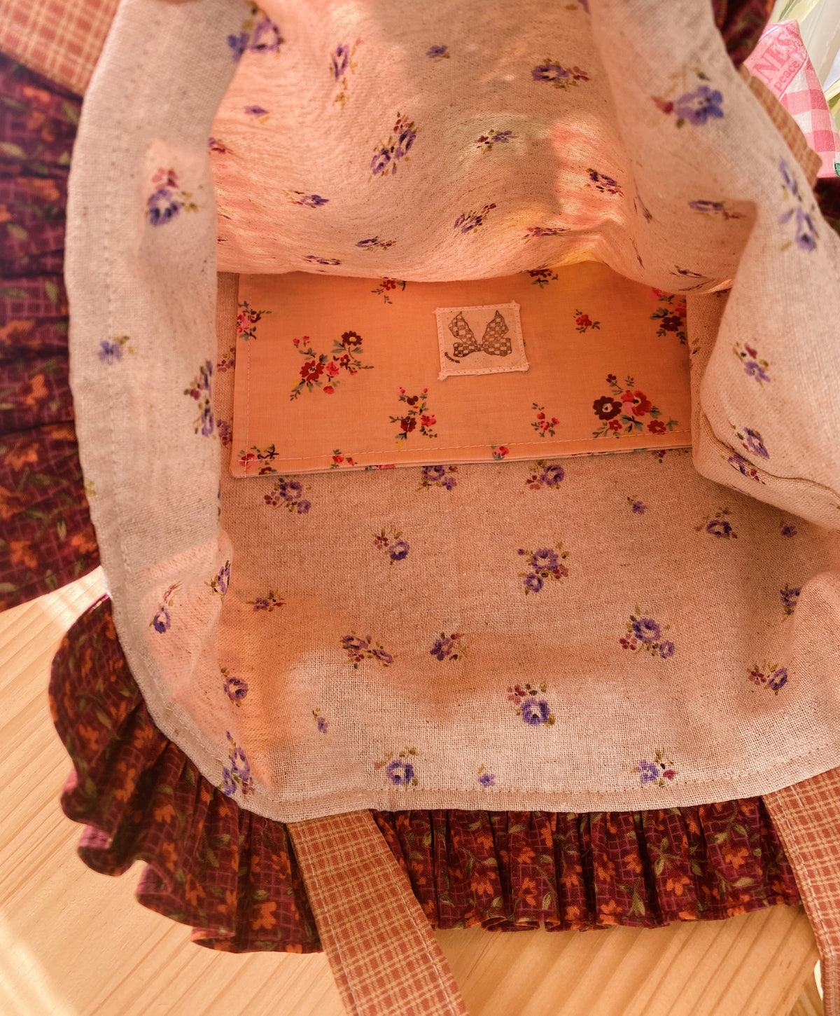 Ruffled tote bag